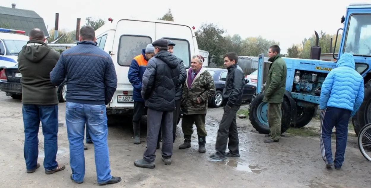 На Брэстчыне вяскоўцы зладзілі стыхійны мітынг, заблакавалі аўто ДАІ (фота)