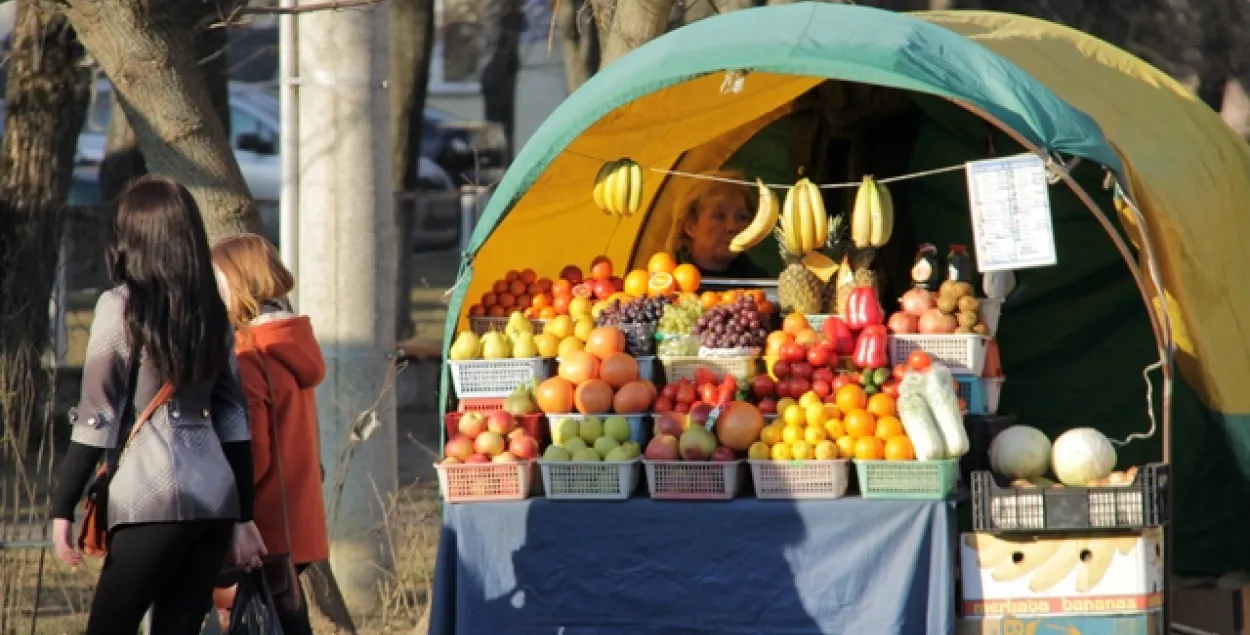 У Мінску ўлады вырашылі не прыбіраць з вуліц палаткі з гароднінай і садавіной