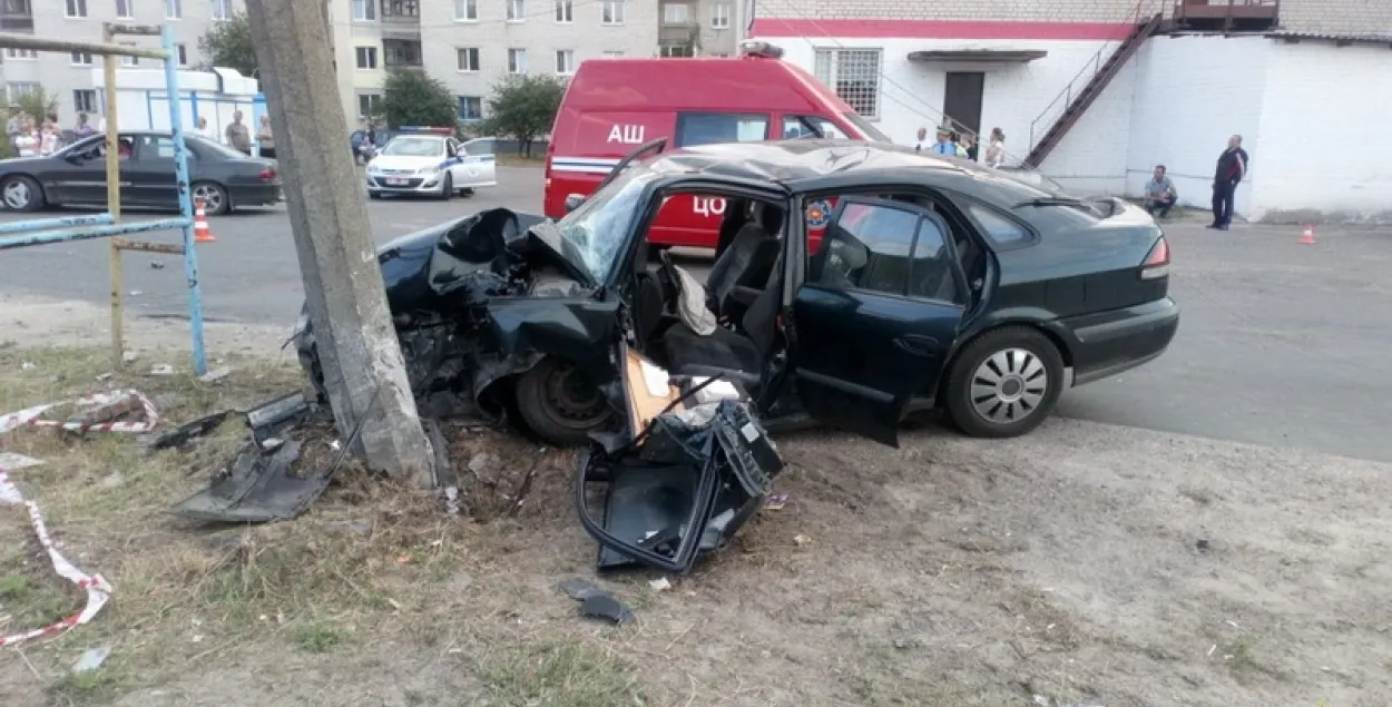 У Брэсце п'яны кіроўца на "Маздзе" наехаў на слуп і трапіў у рэанімацыю