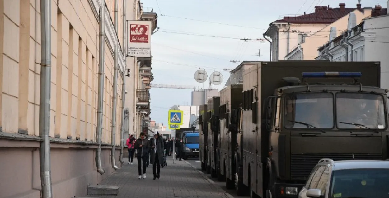 У цэнтры Мінска, дзе праходзілі затрыманні, дзяжураць аўтазакі (фота)