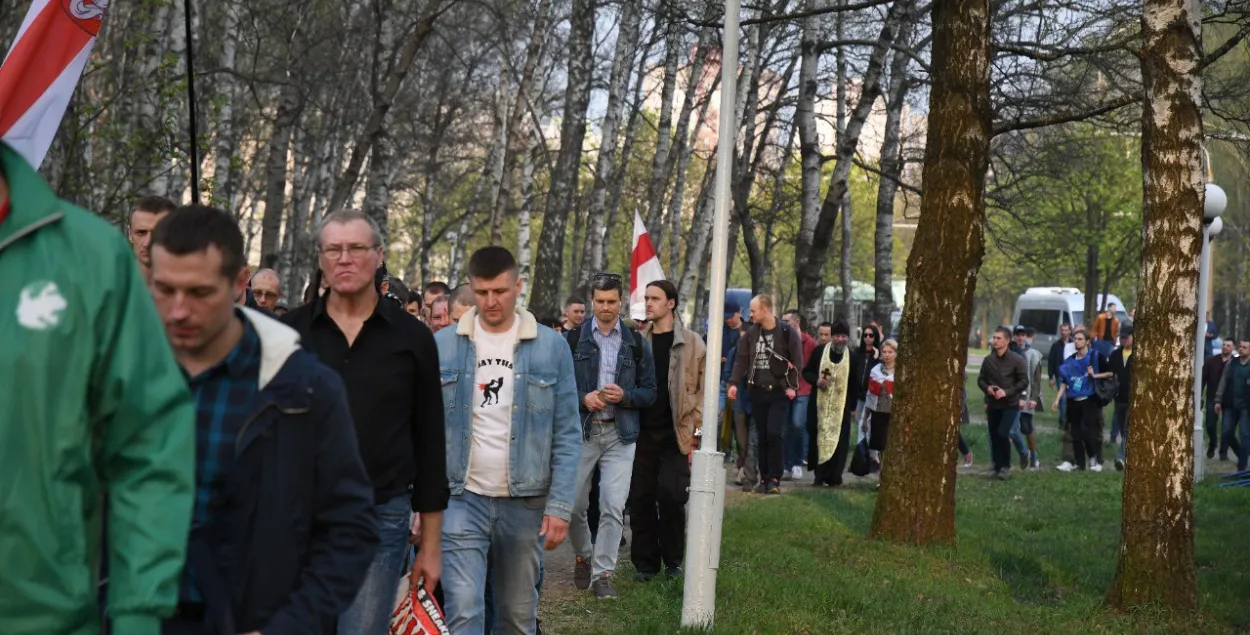 Некалькі дзясяткаў чалавек прайшлі шэсцем да парку Дружбы народаў (фота)