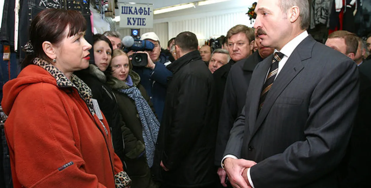 Александр Лукашенко на рынке в Малиновке, 2005 год, фота&nbsp;president.gov.by