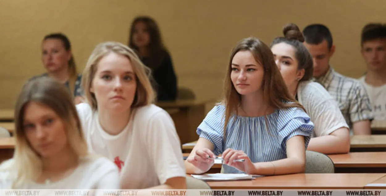 Мінадукацыі рэкамендуе прымаць выпускныя іспыты ў школах у масках