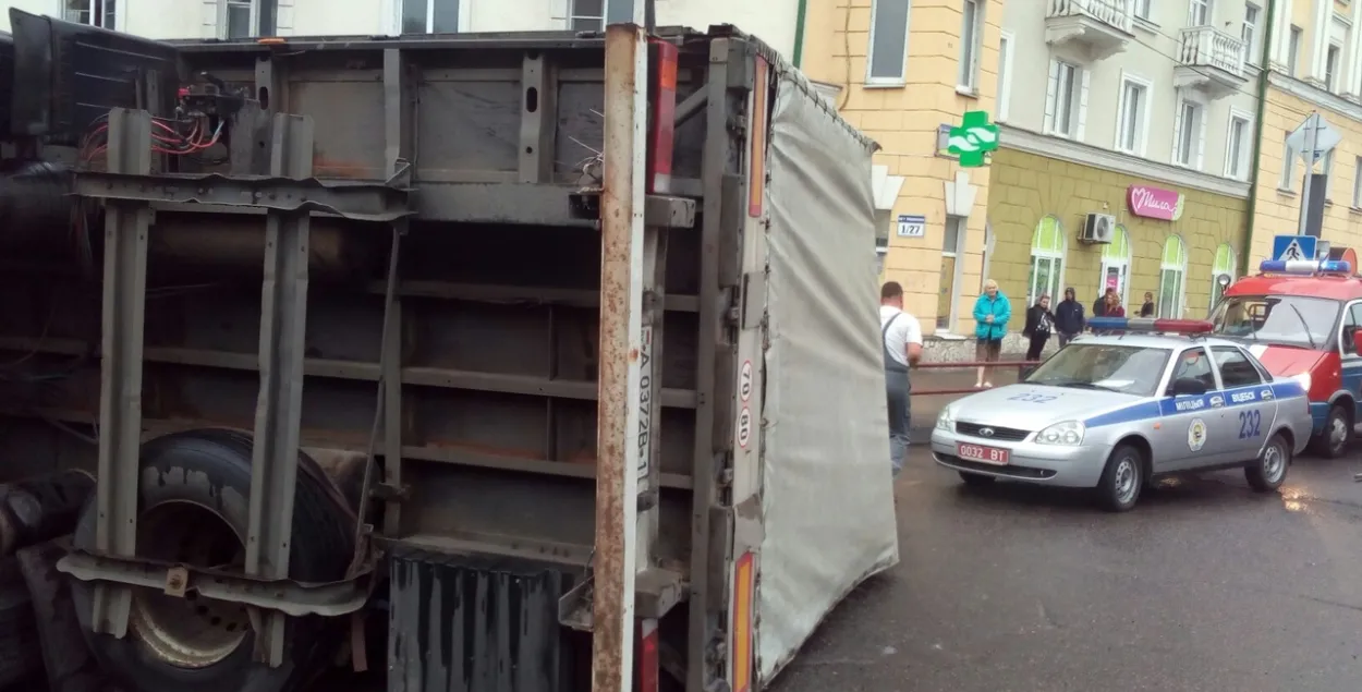 У Віцебску насупраць СІЗА перакулілася фура