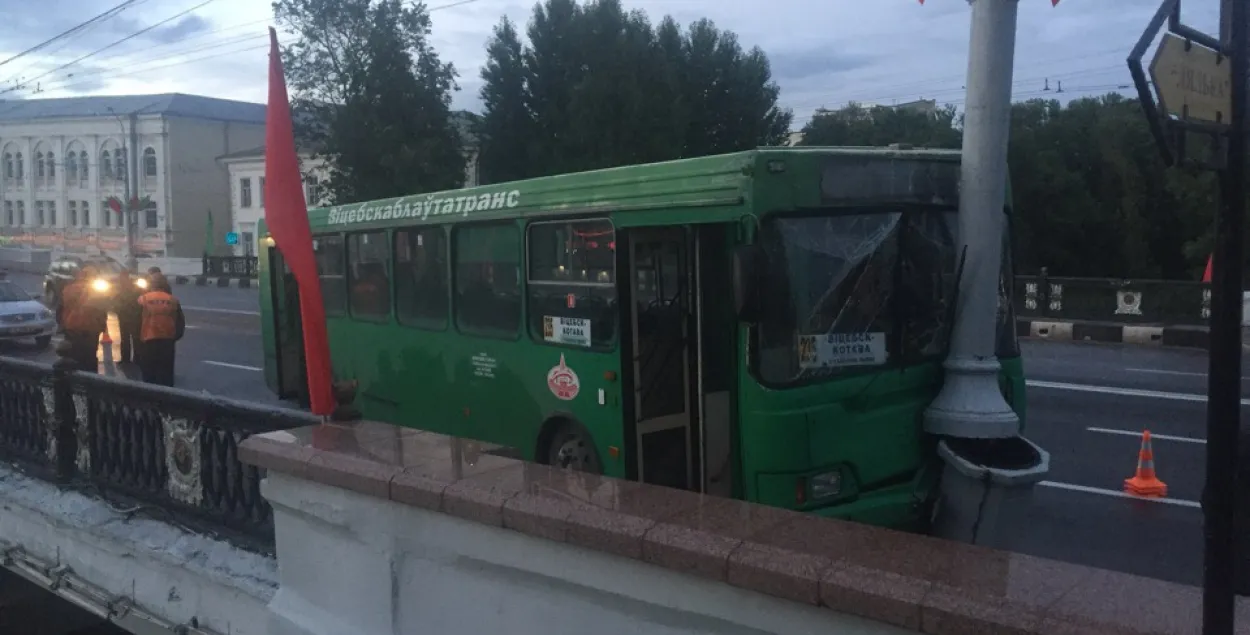 У Віцебску аўтобус урэзаўся ў светлавую мачту, ім кіраваў п'яны вадзіцель