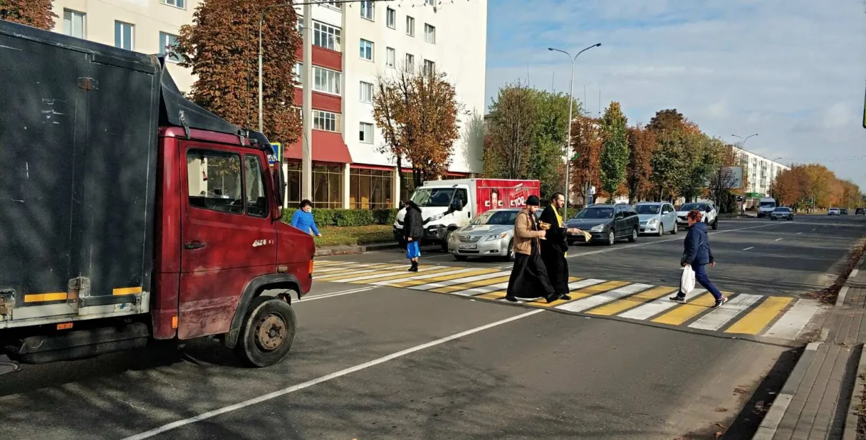 Бацюшка асвячае аварыйнае месца на адной з дарог Салігорска / фота з пабліка &quot;Салігорскія аўтааматары&quot;