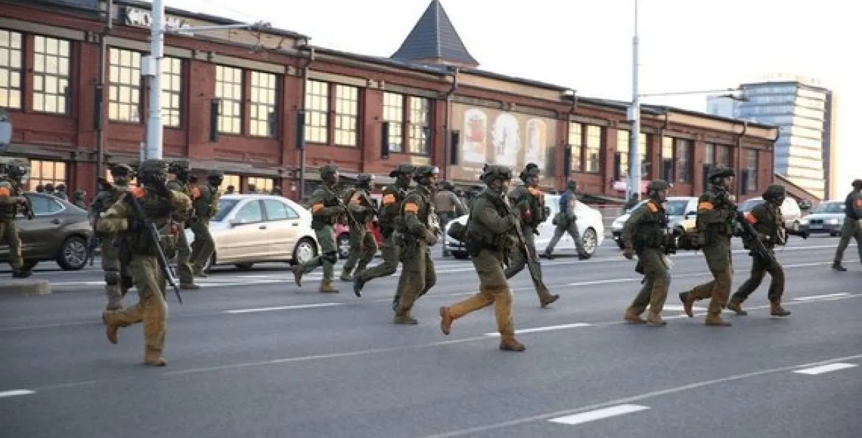 Law-enforcement officers on the bridge near Kalvaryjskaja Street in Minsk / TUT.by