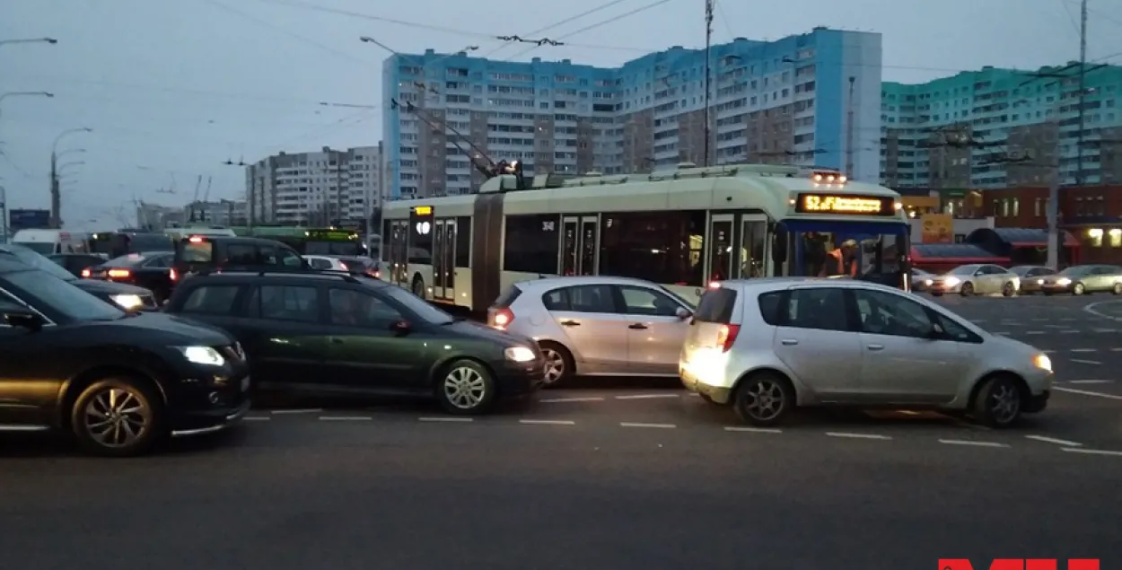 Каля станцыі метро "Каменная Горка" зранку адбыліся два ДТЗ (фота)