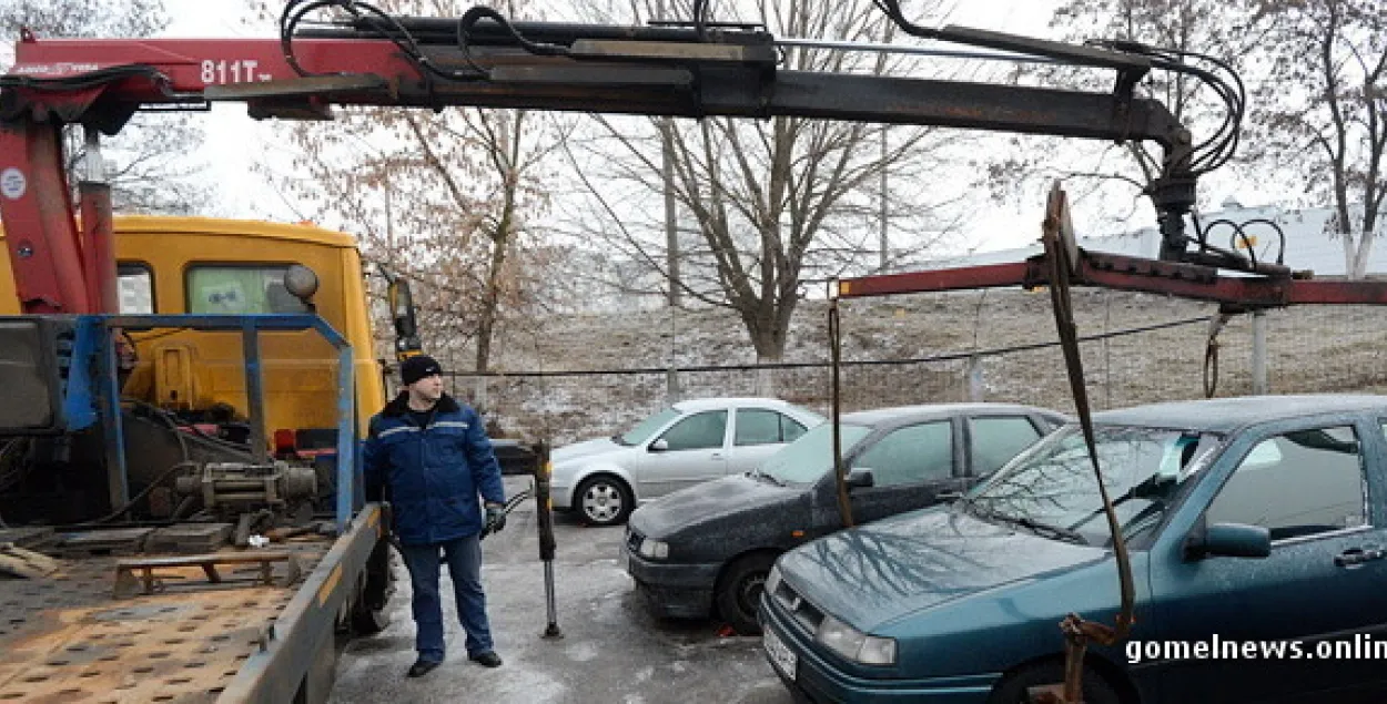 Судовыя выканаўцы пачалі забіраць аўто даўжнікоў проста на вуліцы