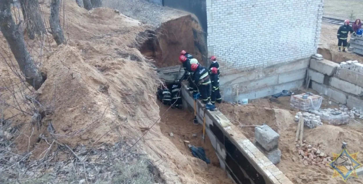 У Баранавічах мужчыну па галаву засыпала грунтам у траншэі