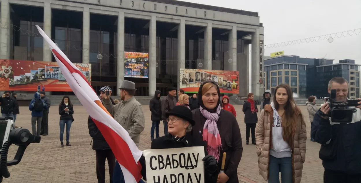 На Кастрычніцкую плошчу прыйшло каля сотні чалавек