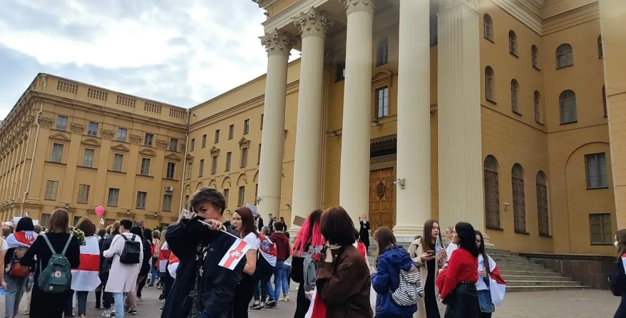 Возле здания КГБ во время протестной акции​ / Еврорадио