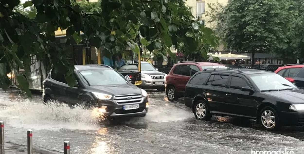 У Кіеве залева затапіла станцыі метро (відэа)