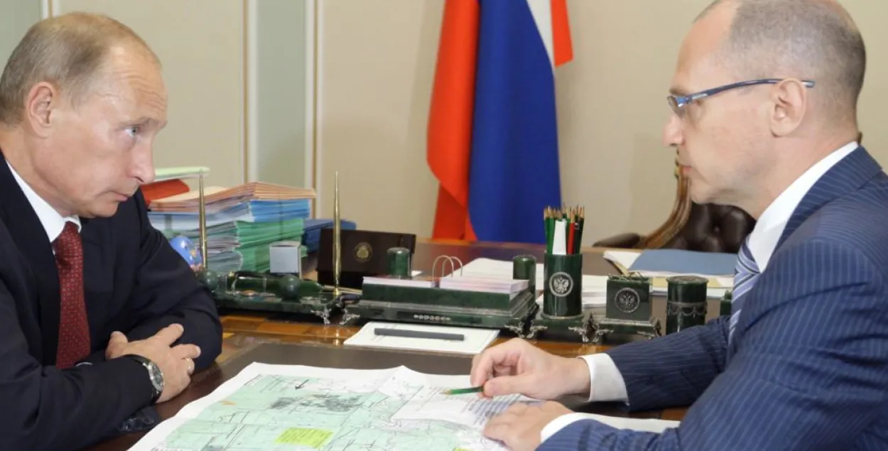 На фото AFP &mdash; Путин и Кириенко