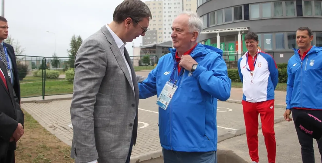 Велько Ковачевич (в центре справа) и Александр Вучич в &quot;Спортивной деревне&quot;&nbsp;/&nbsp;sport.blic.rs