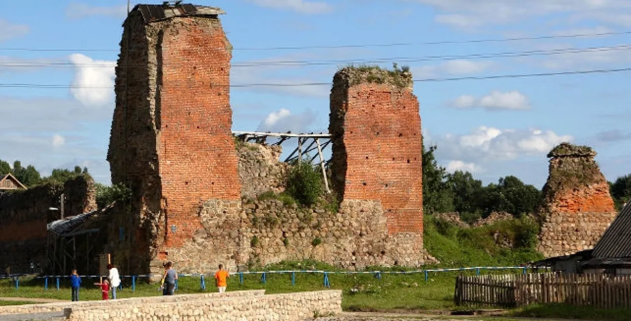 Лукашэнка вылучыць грошы на рэстаўрацыю Гальшанскага і Крэўскага замкаў