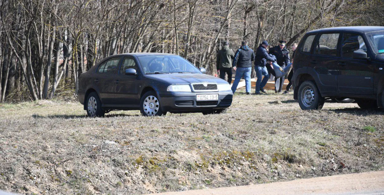 Затрыманні ў Курапатах: міліцыя хапае людзей, якія абараняюць крыжы (фота)