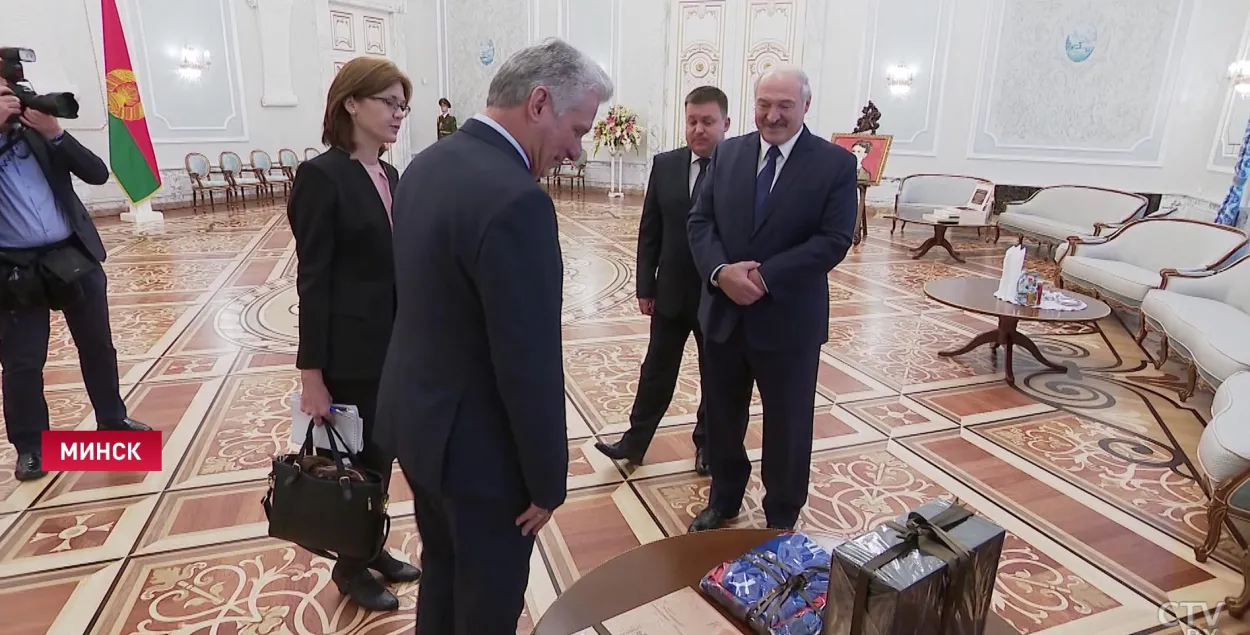 Лукашэнка атрымаў у падарунак кубінскія цыгары і ром