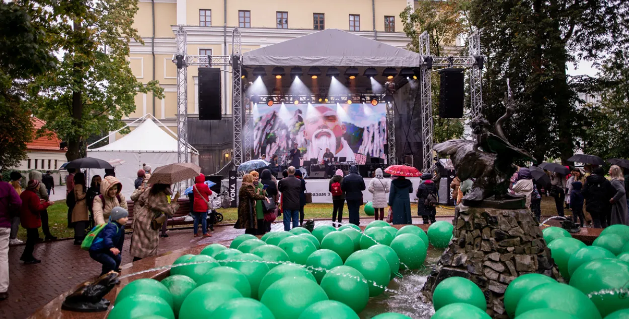 Дождж пікніку не перашкода: як купалаўцы святкавалі адкрыццё 100-га сезону