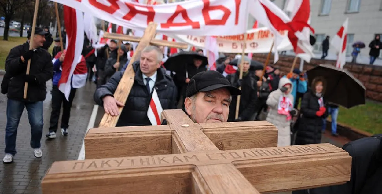 У Мінску праходзіць традыцыйнае шэсце ў Курапаты (фота, відэа)