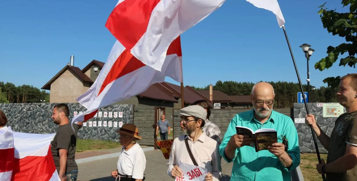 Абаронцу Курапатаў будуць судзіць за... чыстыя аркушы паперы