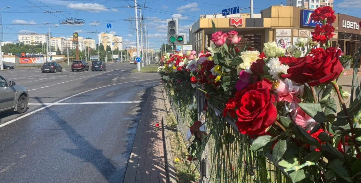 АМАП разагнаў людзей, якія ўскладалі кветкі каля станцыі метро "Пушкінская"