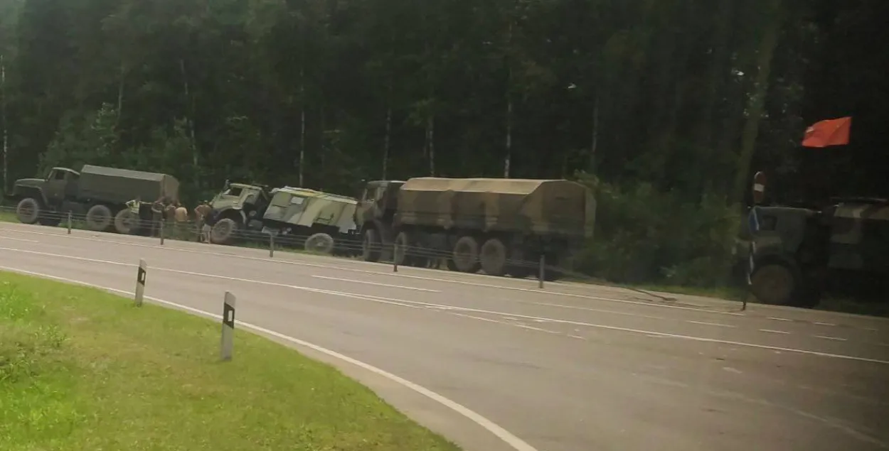 Военный грузовик вылетел в кювет на трассе Минск — Бобруйск