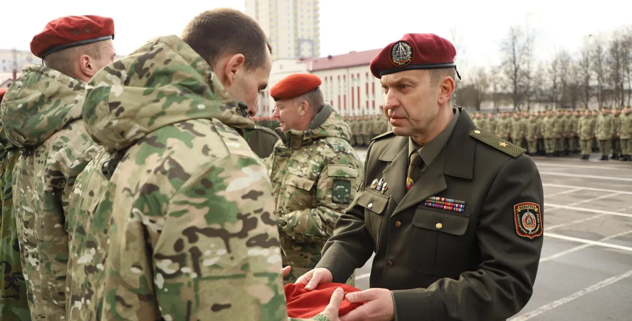 Два амапаўцы здалі іспыты на крапавы берэт, уручаў Карпянкоў