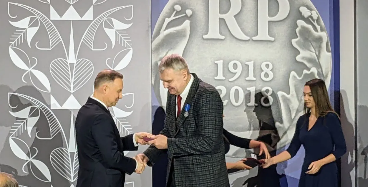 Анджэй Дуда ўзнагароджвае Алега Латышонка / racyja.com
