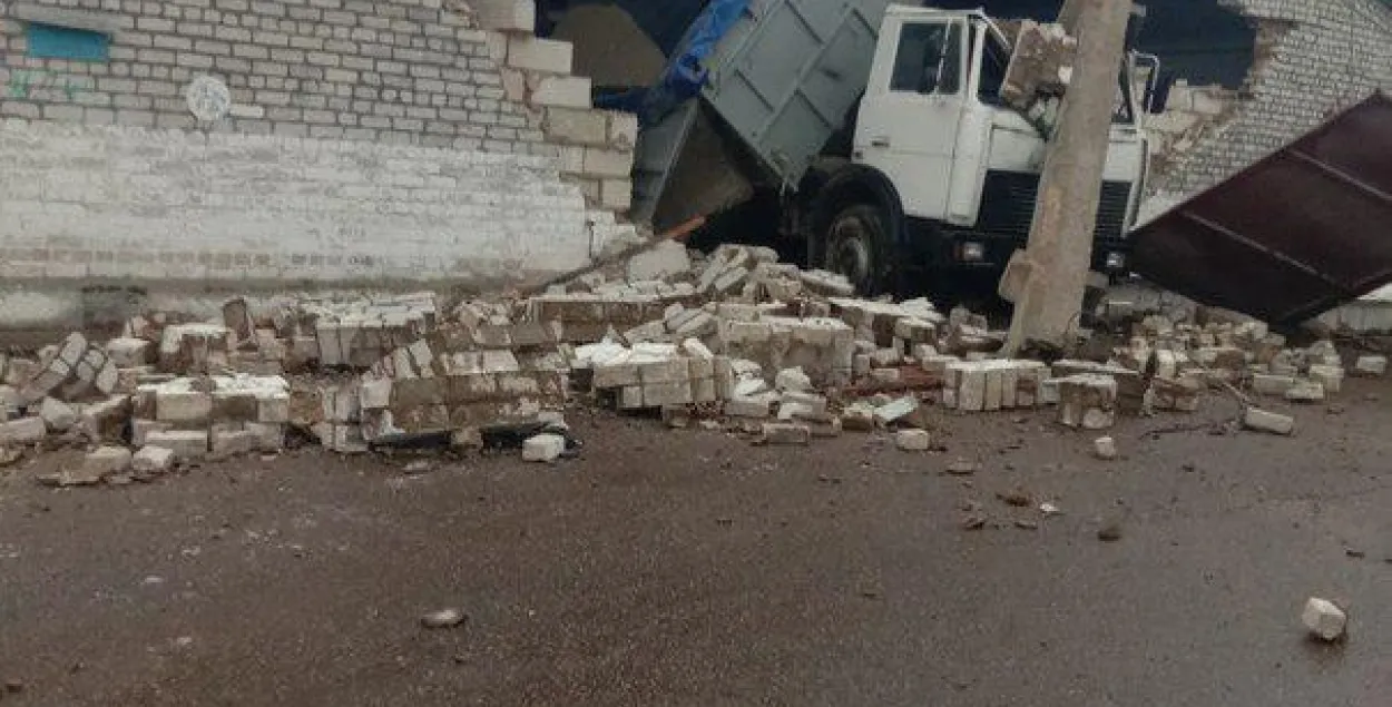 Пад Лідай кіроўца МАЗа разбурыў сцяну склада, загінуў грузчык