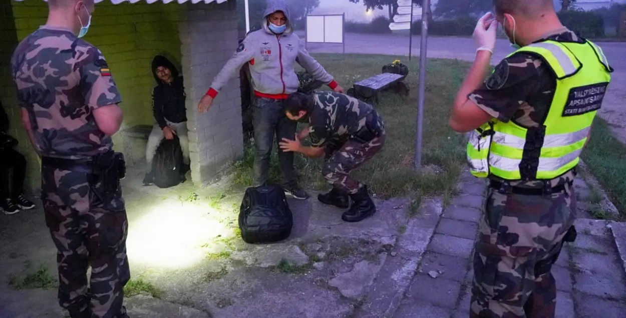 300 евро за возвращение домой. Литва предлагает мигрантам деньги 