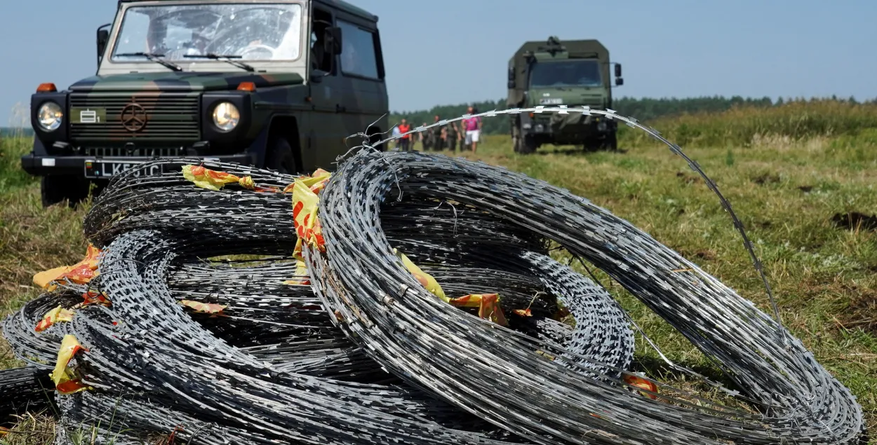 З-за вялікай плыні мігрантаў у Літве абвясцілі надзвычайнае становішча і пачалі будаваць на мяжы загароду з калючага дроту​ / Reuters