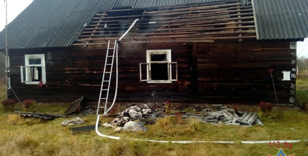 Пад Гродна памежнікі ўратавалі жанчыну, чый дом загарэўся (фота)