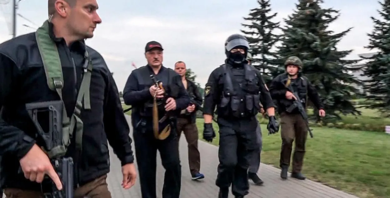 Аляксандр Лукашэнка з аўтаматам каля Палаца Незалежнасці ў жніўні 2020 года / скрыншот відэа​​