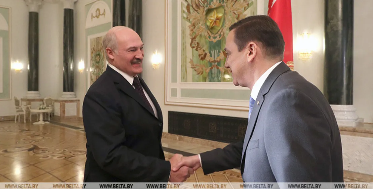 Александр Лукашенко и представитель МТРК "Мир" Владимир Перцов / БЕЛТА