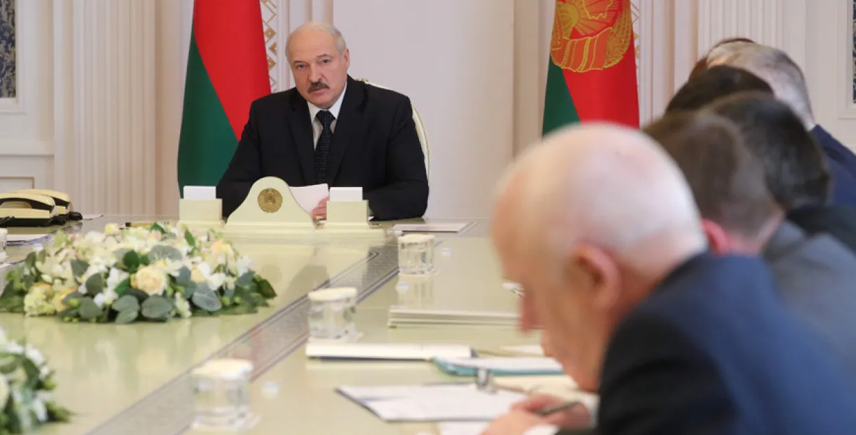 Лукашэнка прыгразіў ураду адстаўкай, калі ў аптэках не будзе масак