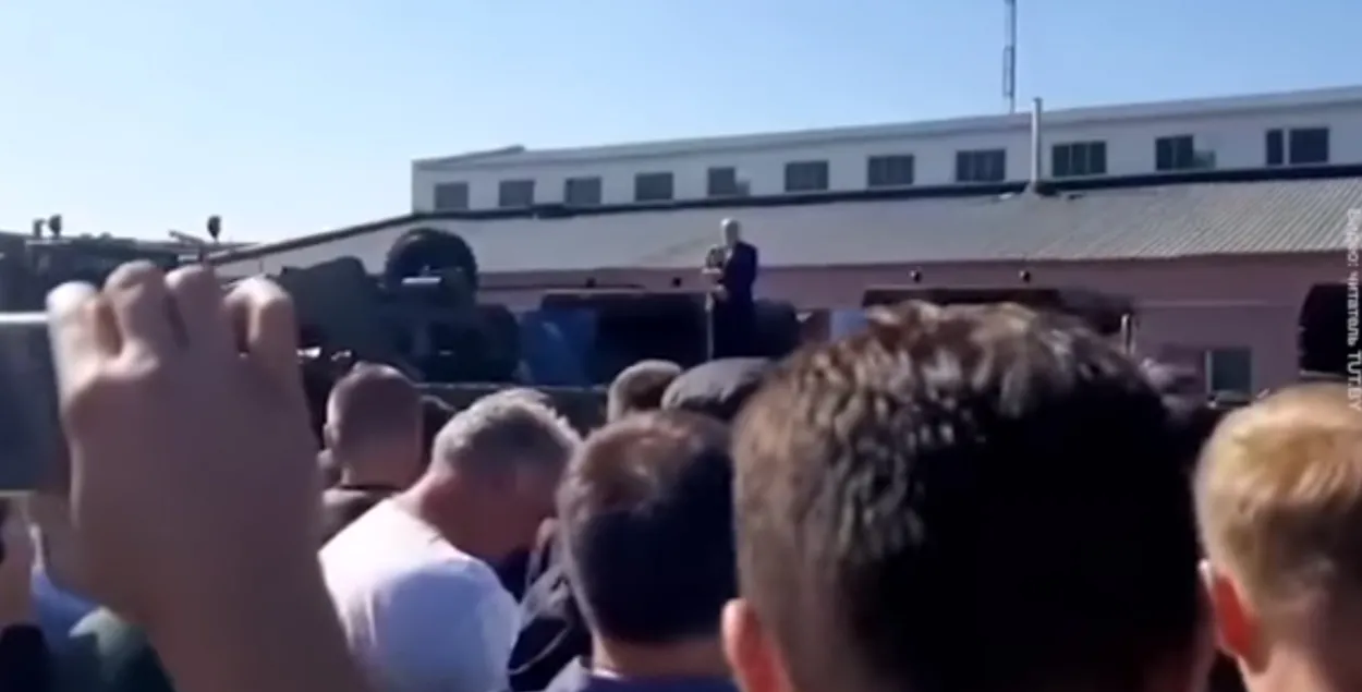 Lukashenka in front of МZKT workers in Minsk on August 17, 2020&nbsp; / Screenshot from video