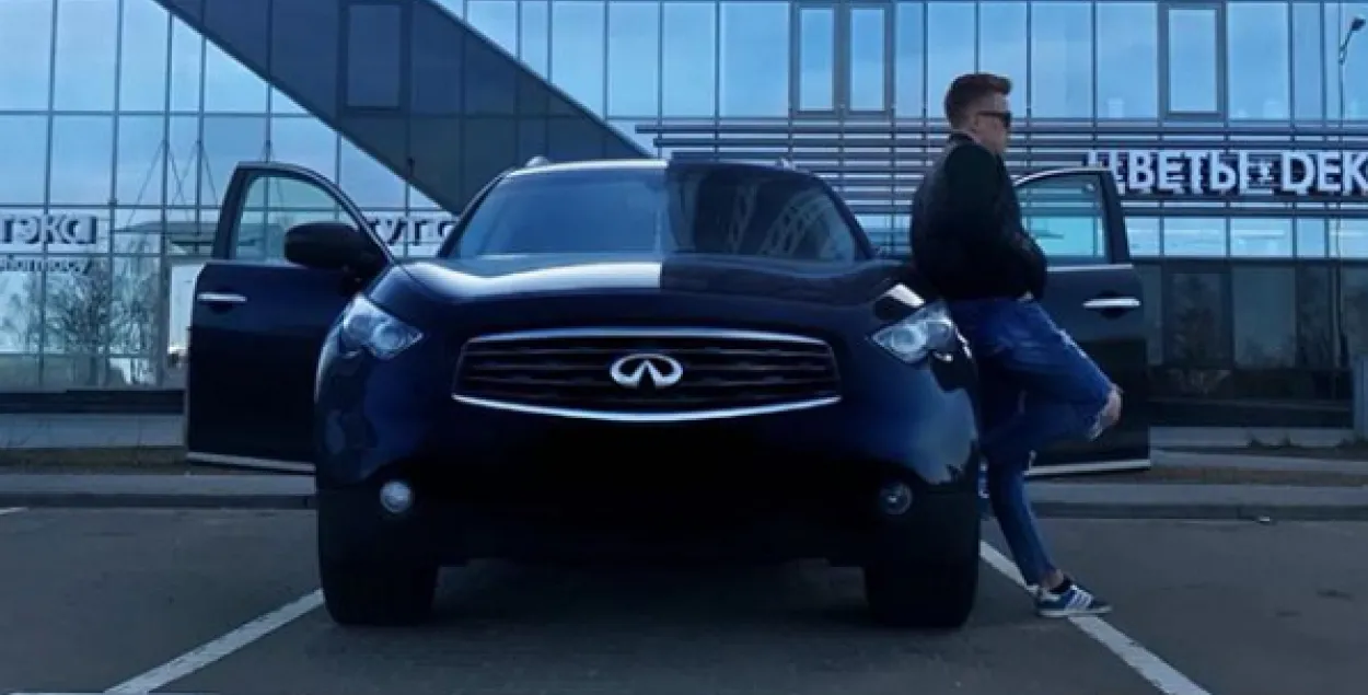 Молодой футболист на Infiniti FX объезжает пробки по тротуару и презирает ПДД