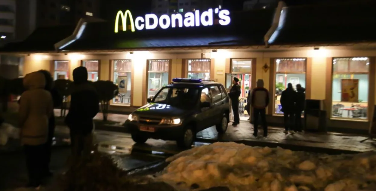 З Макдональдса ля метро “Пятроўшчына” эвакуявалі людзей (фота)