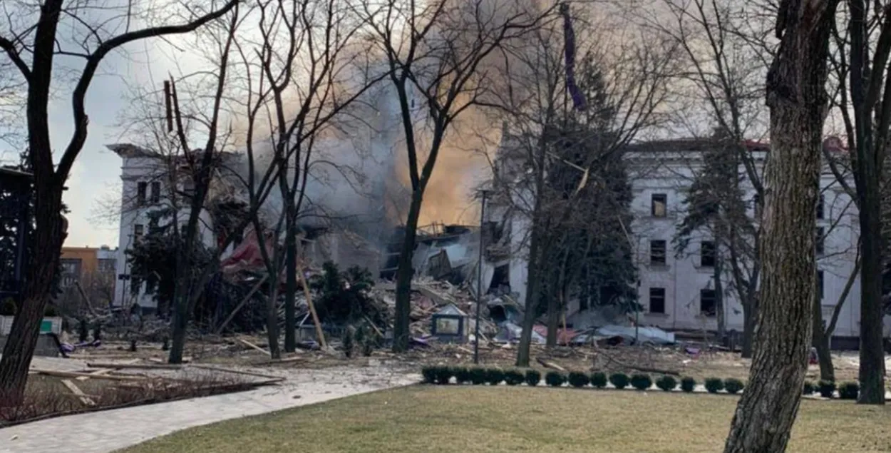 У Марыупалі расіяне разбамбілі драматычны тэатр, у  якім хаваліся сотні людзей