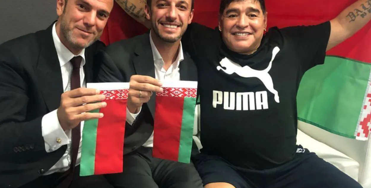 Diego Maradona (right) with a Belarus flag. Фота: Matias Morla&#39;s Instagram