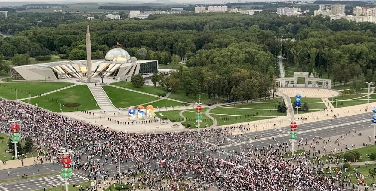 Возле стелы в августе 2020-го / Еврорадио, архивное фото