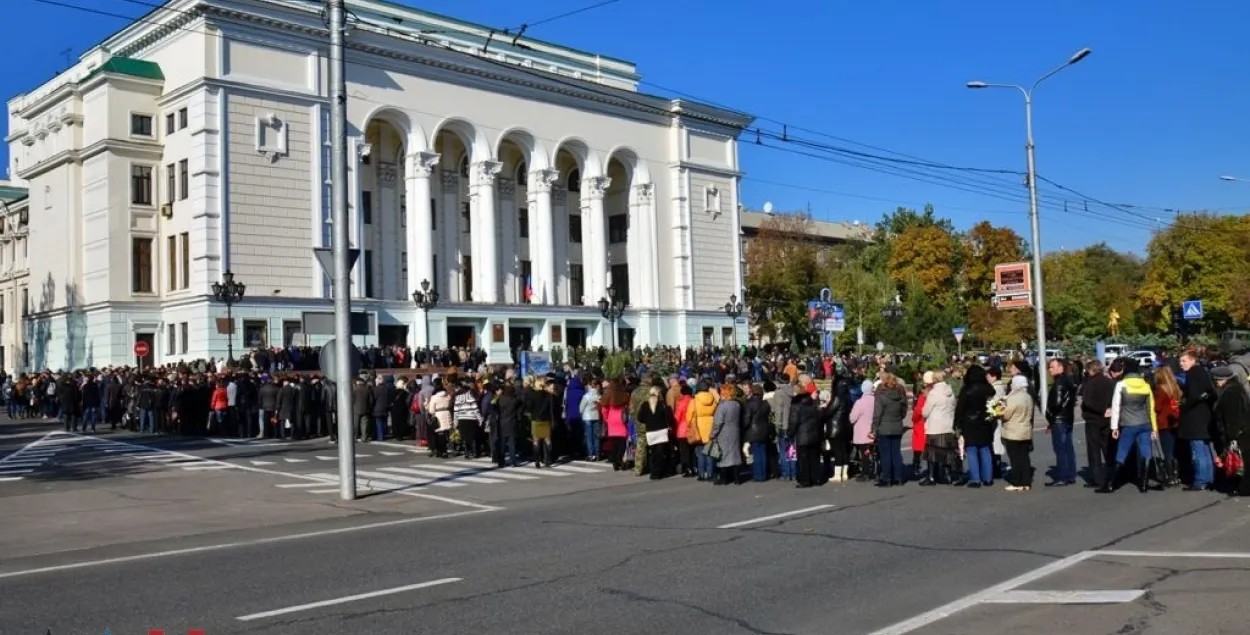 У Данецку людзі стаяць у даўжэзнай чарзе на развітанне з Матаролам (фотафакт)