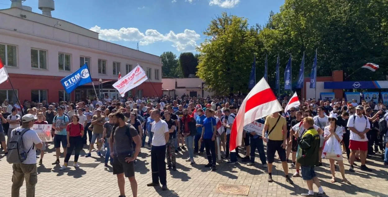 Рабочыя МТЗ прыйшлі да будынка БТ на вуліцы Макаёнка