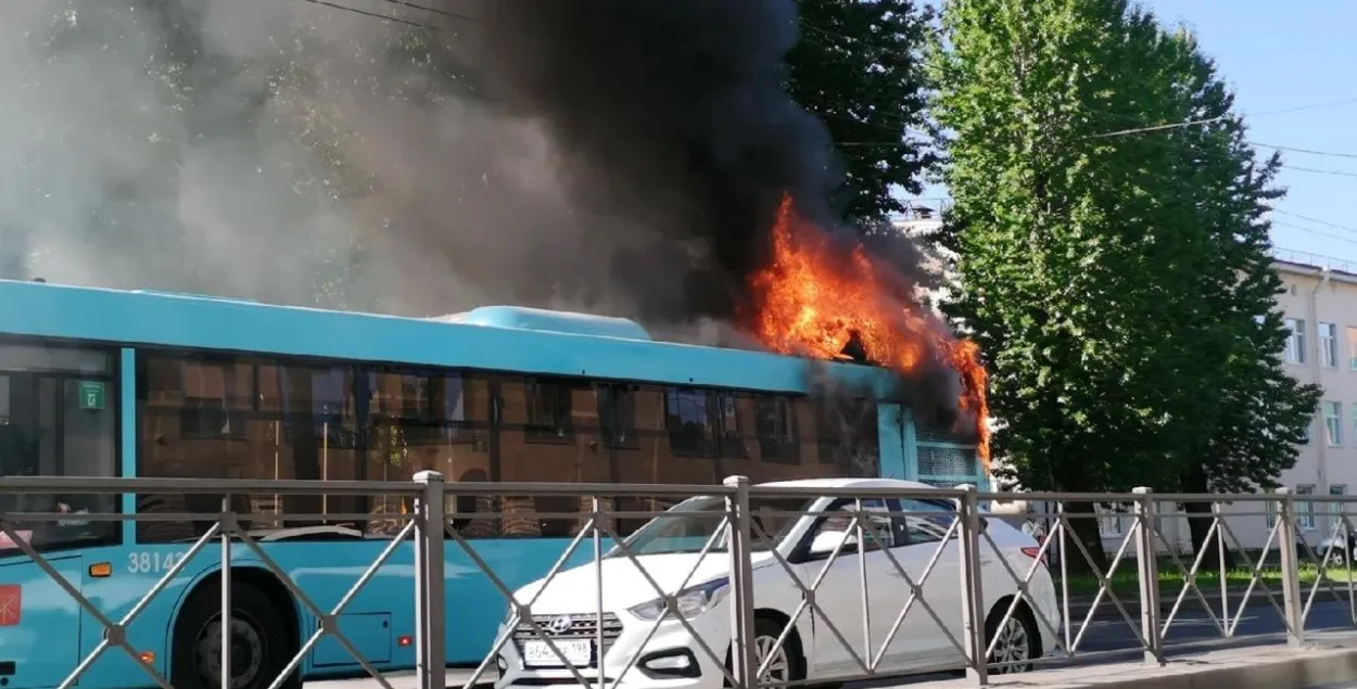 В Санкт-Петербурге сгорел ещё один пассажирский автобус МАЗ