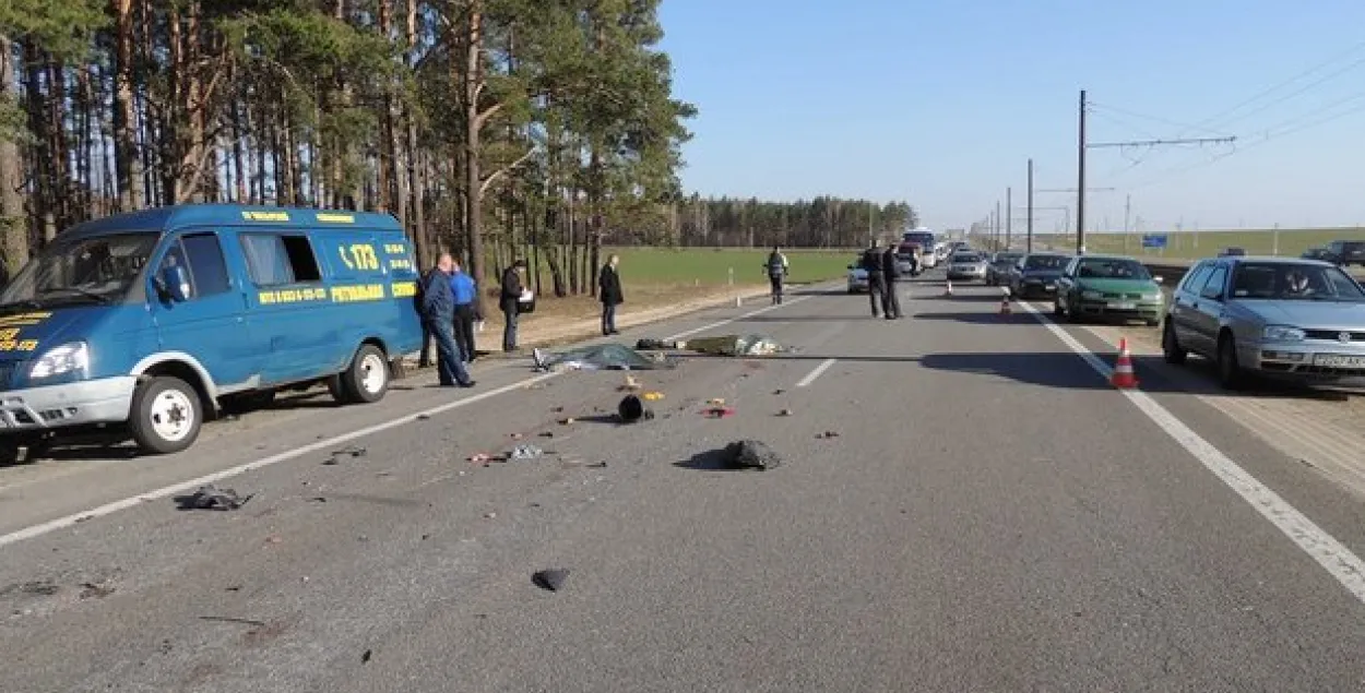 Пад Мазыром скутар з маладымі людзьмі трапіў пад лесавоз, загінулі абодва