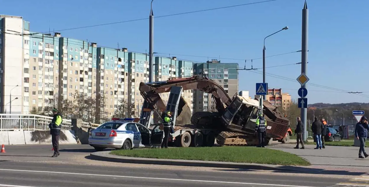 У Гродне падчас перавозкі “згубілі” экскаватар (фота)