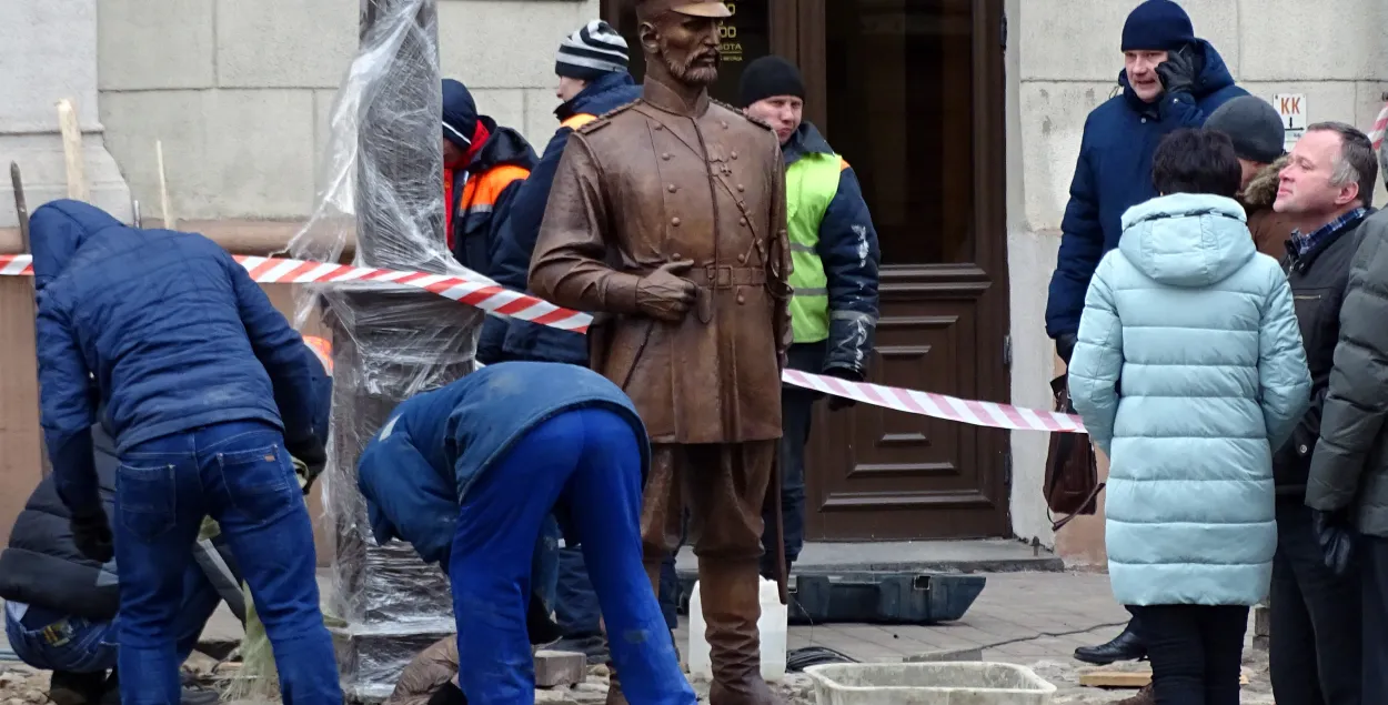 У цэнтры Мінска паставілі помнік царскаму паліцэйскаму з сабачкам (Фота)