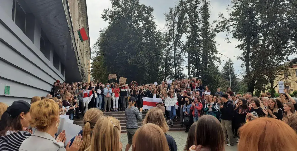 Около МГЛУ собралось несколько сотен человек на акцию протеста и солидарности