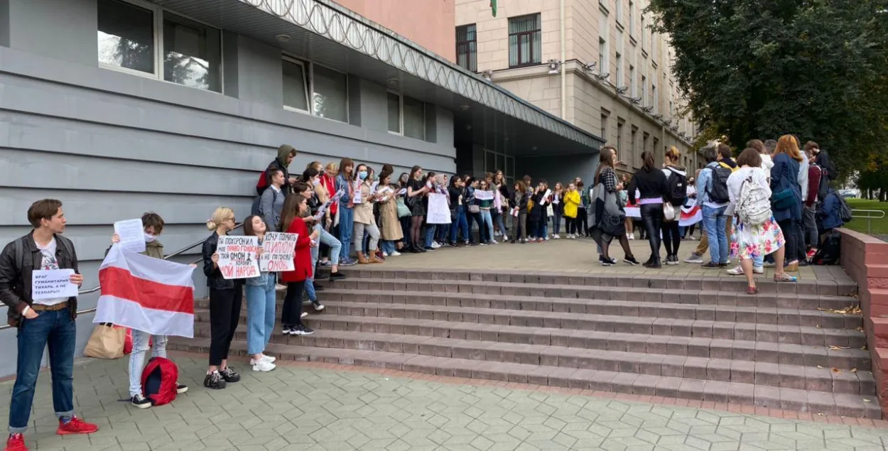 Одна из акций протестов у здания МГЛУ / Еврорадио